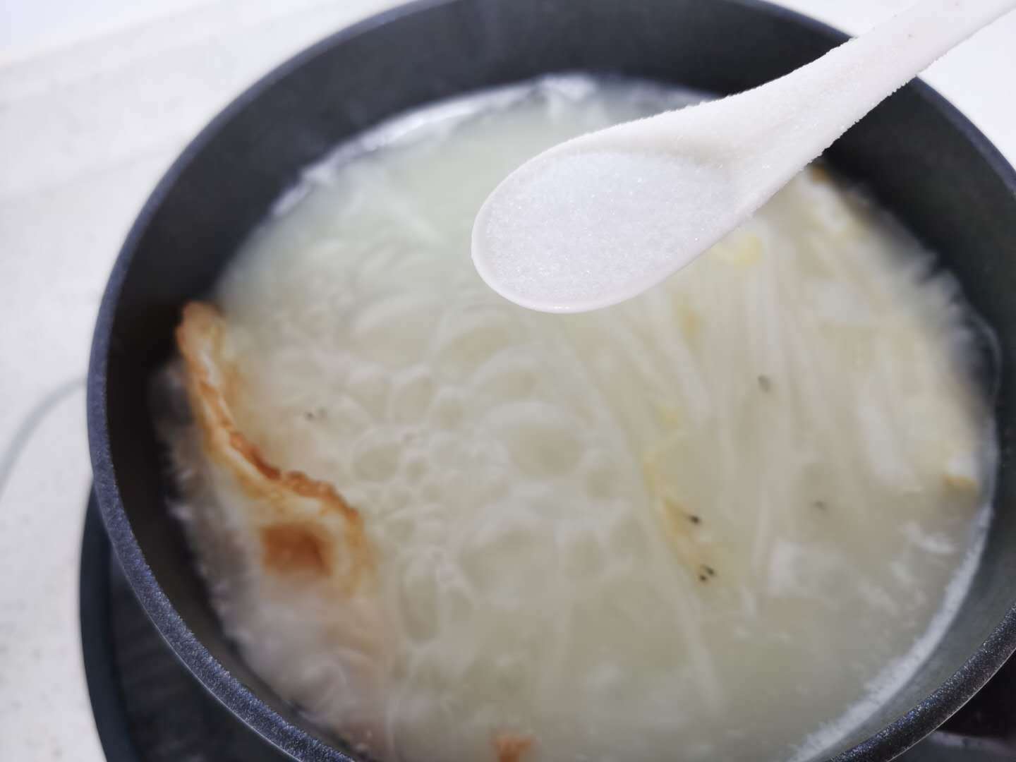 萝卜汤中加它一起煮，汤色奶白，又鲜又香，夏天离不开的美味