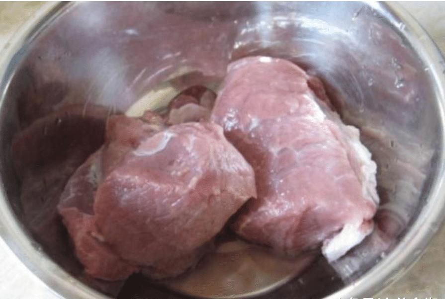 洗猪肉万万不可用清水,难怪越洗越脏,教你一招,脏东西自己跑出来