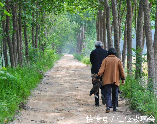 赡养矛盾|老人将4套房产赠与子女后发生了赡养矛盾,律师先把赠与撤销