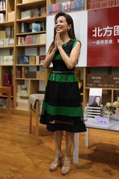 朱迅|没开美颜直播的朱迅,满脸皱纹皮肤松弛的特真实,是老阿姨!