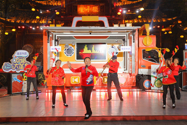 《欢唱大篷车》走进湘西 芙蓉镇里唱山歌