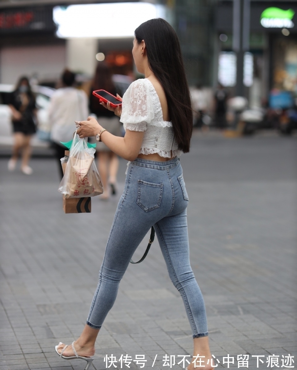 修身 当修身牛仔裤,配上蕾丝短袖衫,穿出美的背影,简单大方又时髦