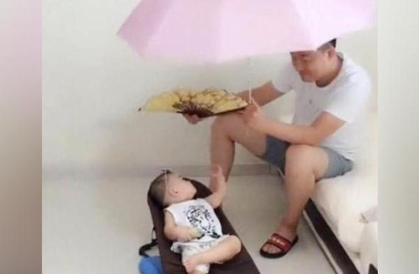 妈妈|爸爸出差回来,被妈妈安排照看宝宝,父子俩相处的画面把妈妈笑翻