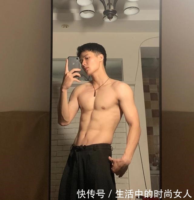 被這枚愛秀腹肌的肌肉“小狼狗”圈粉了！