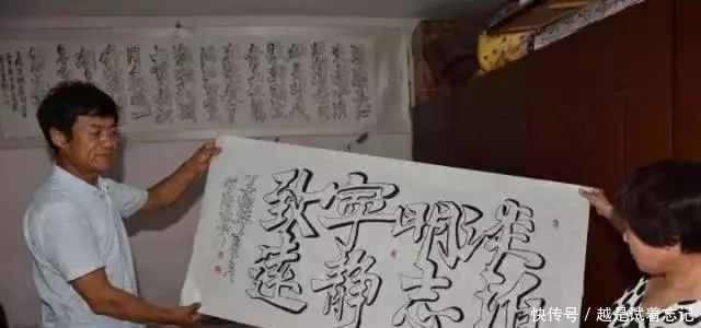 水瓶|男子苦学书法几十载,用水瓶创“空心字书法”,靠这技术年入40万