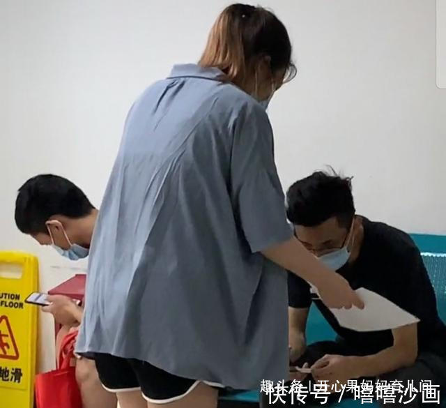 怀孕期间|产检门诊外的奇怪现象孕妇排队,老公坐着,婚姻幸福度不言而喻