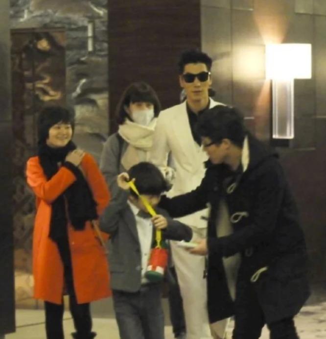 頒獎典禮|張亮的毀滅史：從“好爸爸”到“無人問津”，他哪步走錯了？