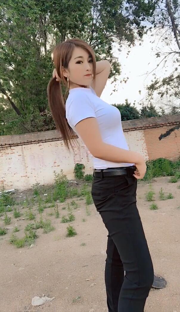 百搭 百搭的纯白色T恤,让女人变的光彩十足!