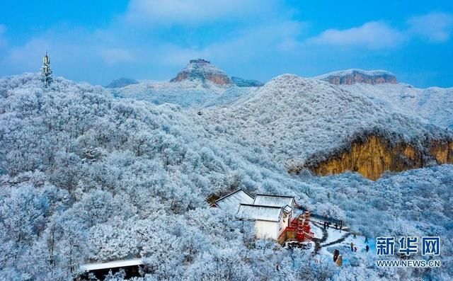 冰瀑|雪山冰瀑雾凇同框，云台山迎来今年首场大雪似仙境