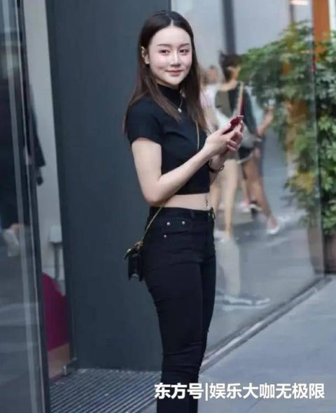 靓丽|街拍美不胜收的美女,一件黑色短袖配黑色紧身裤,青春靓丽气息