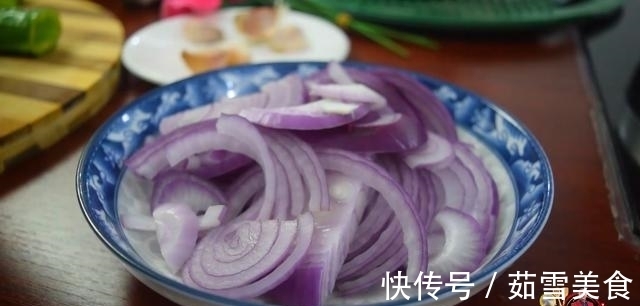 凉拌菜|洋葱凉拌木耳最好吃的做法,简单美味又下饭,看看你喜欢吃不?
