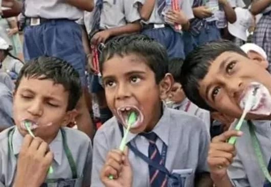 刷牙|刷牙前,牙膏到底要不要沾水别当耳旁风,难怪牙齿会“越刷越黄”