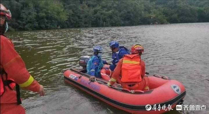 蓝天救援队|一男子乘船游玩被困湖中，众人联手救援