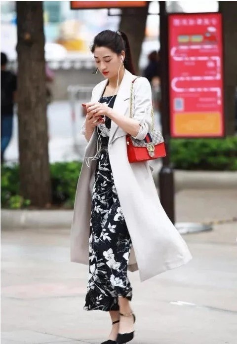 街拍：黑色连衣长裙+白色长款外套的小姐姐，时尚又有气质