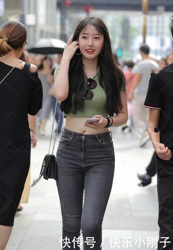 逛街|模特轻便时尚的绿色短T,看到她,谁还会有心情想要逛街?