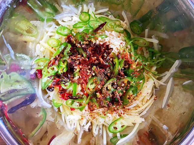 炝拌土豆丝|土豆的另一种新吃法，脆爽开胃，好吃得停不下筷子