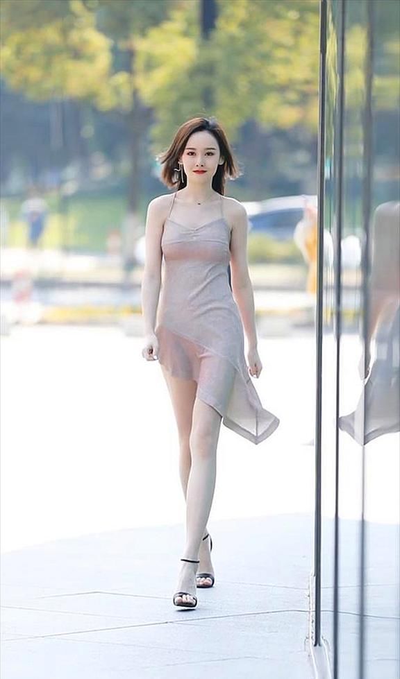 吊带连衣裙 肉色长裙也能穿出优雅,这么穿搭,灵动飘逸美丽大方