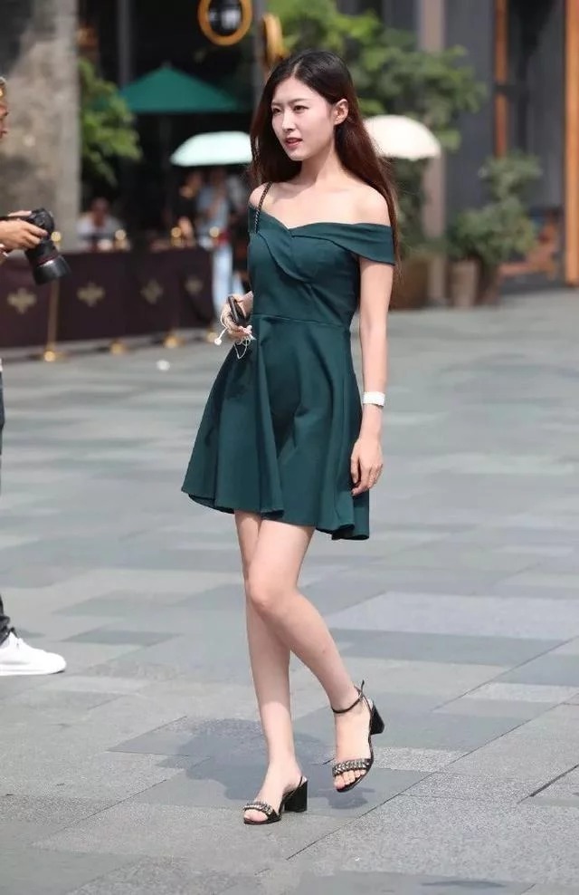 街拍:小姐姐身穿时尚白上衣 ,腰部镂空系带和衣襟,个性又时尚