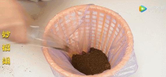 在垃圾桶里装满泥土,摆在阳台上有妙用,一年能帮你省下不少钱