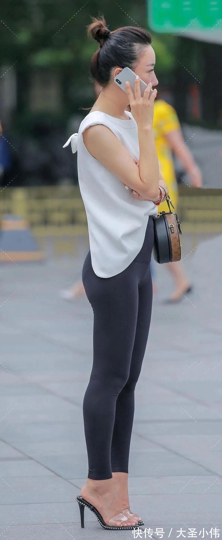 紧身衣|美女街拍:一个相当自信的女孩,让直男觉得有些心动,很想请她吃饭聊聊天