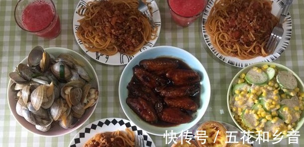 为人父母|青岛一家三口的晚餐,在朋友圈火了,不剩菜不浪费,网友太寒酸!