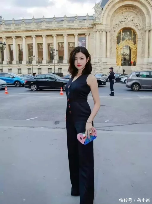 “陈妍希”的身材真挺绝，穿黑色无袖连衣裤亮相，身材性感小脸白