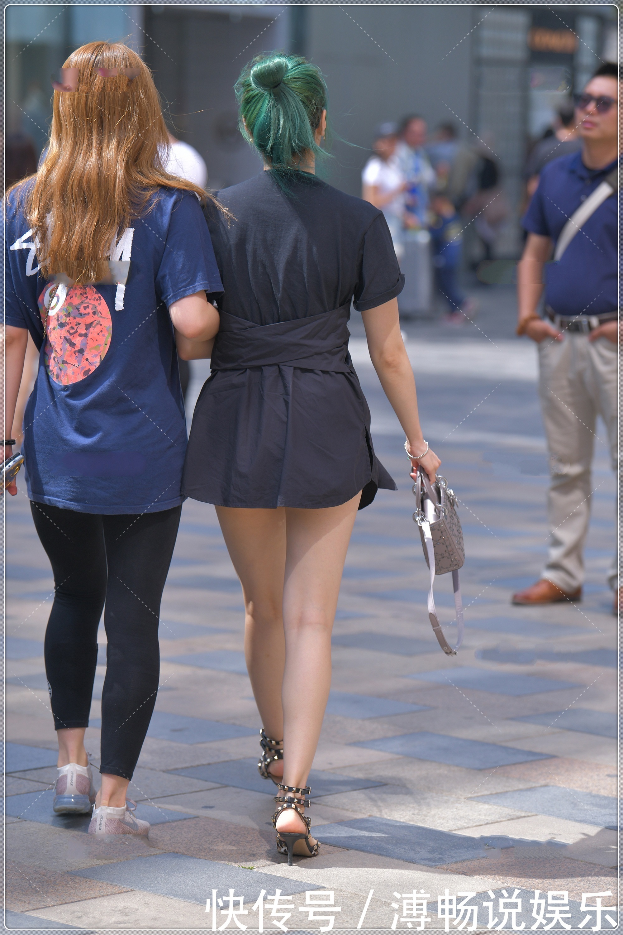 短袖搭配黑色抹胸短裙,简单大方,凸显气质