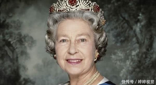戴帽子|92岁英国女王难得淘气,扮成乡村老太好可爱,自己搭火车过圣诞