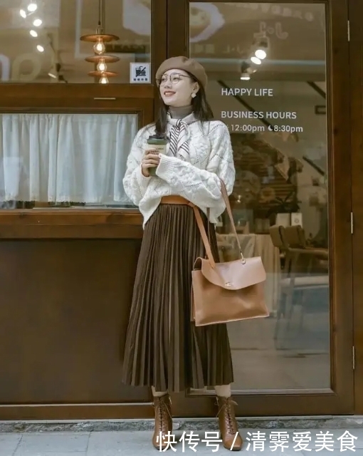 真正时髦的女人,入冬都少不了一件“白色毛衣”,简单搭配就很美