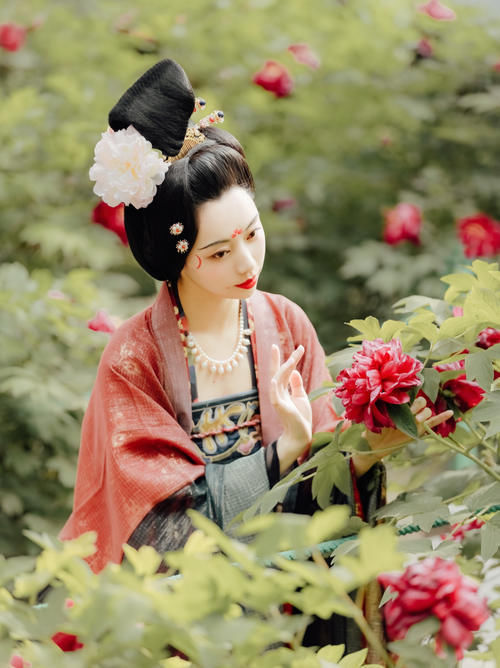 小姐姐$本以为唐制汉服够美了,直到看见“贵妃风”,才知道什么是精致