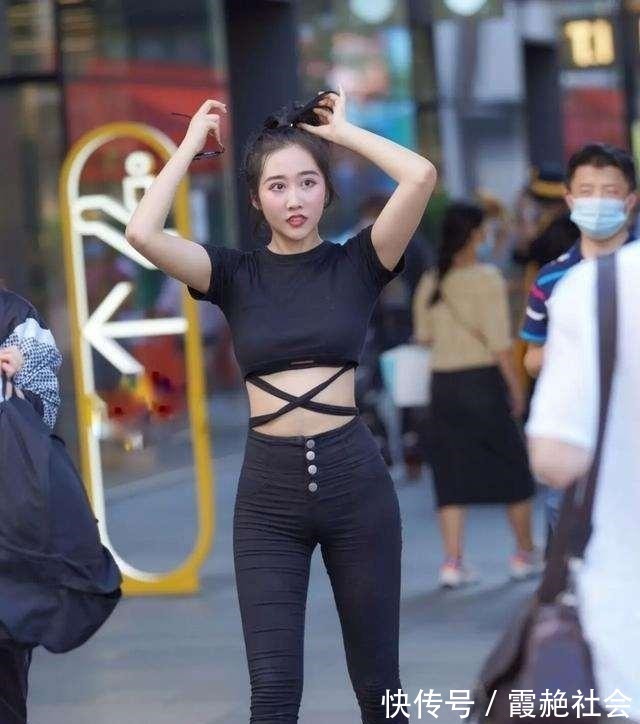 搭配 黑色心机短袖搭配深色高腰打底裤,清爽搭配,穿出高贵感觉!