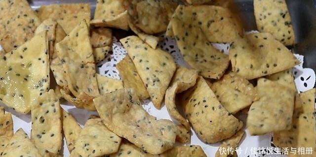 面点师偷偷告诉你,炸麻叶香酥焦脆的秘诀,原来技巧在和面上