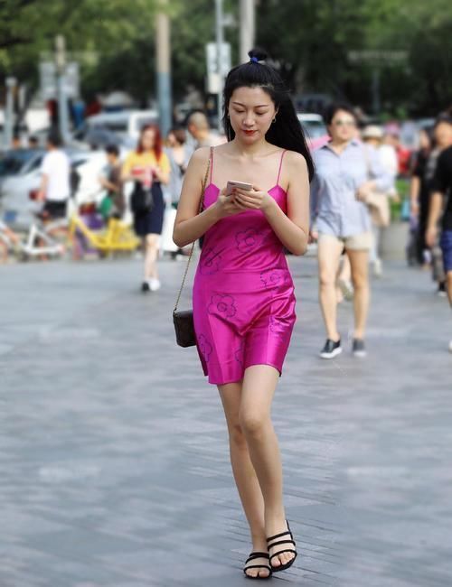 短裙|有种“炫彩”叫美女的短裙 ，穿上挺好看，但配色让人得考虑