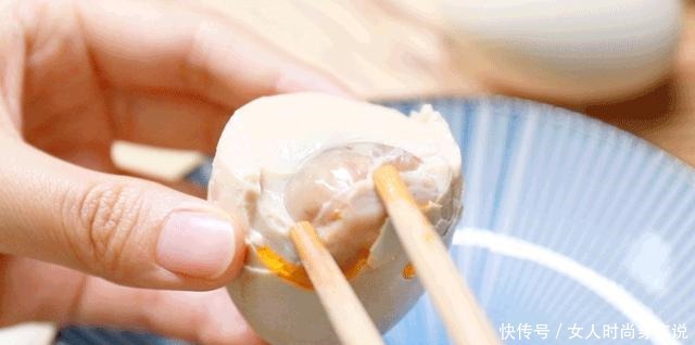 流油|央视又“曝光”了!一戳就流油的海鸭蛋,这流出的“油”哪来的