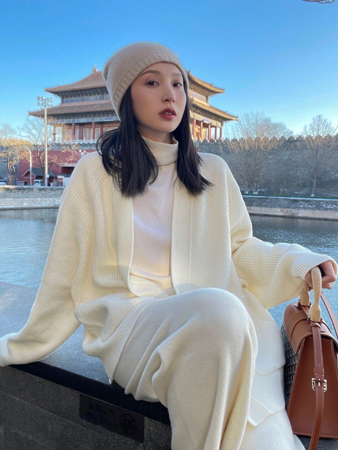 搭配 这才是冬季穿衣的典范,不刻意扮嫩,一件“毛衣”就足够