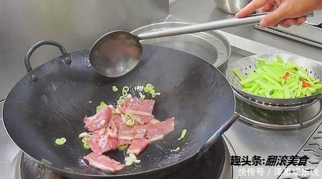 口渴|芹菜炒培根,鲜嫩口渴的家常菜风味独特,大人小孩都爱吃!