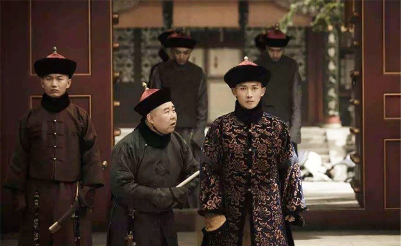 盛世|他自称是乾隆后代,手戴3亿的宝戒,专家要求上交,被他一口回绝