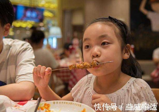 身高|父母的几个坏习惯,正在“偷”走娃的身高,青春期前纠正还来得及