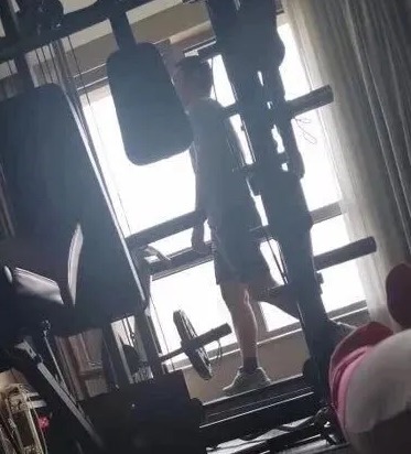 38歲主持人華少血管破裂,暴瘦30斤廢掉一個人,就讓他忙到透支