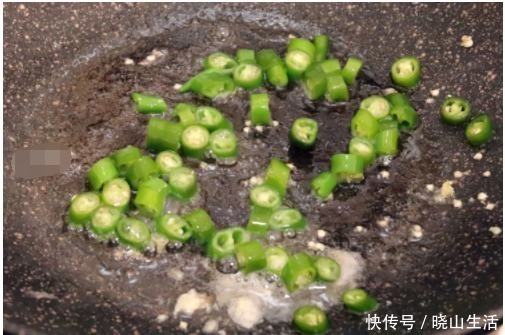 味道|鸡蛋别再炒西红柿了，和这食材一起炒，味道鲜掉舌头，营养还翻倍