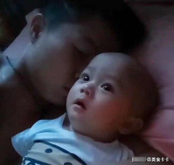 妈妈深夜回家,看到爸爸哄宝宝睡觉的场面气喷,网友都一样