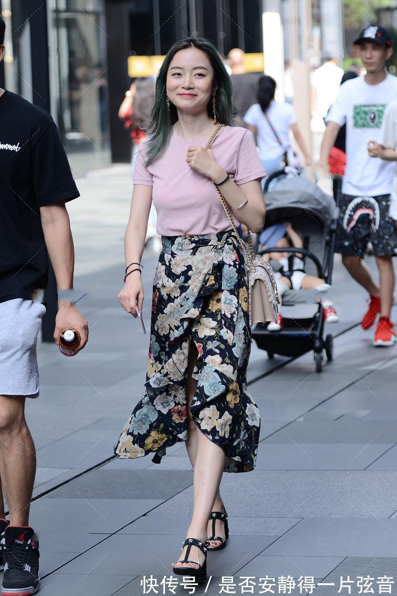 皮粉色 皮粉色上衣, 搭配黑色碎花裙, 青春美丽