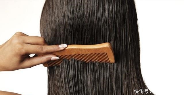 女人洗头时,别刚打湿就抹洗发水,怪不得脱发还油得快!