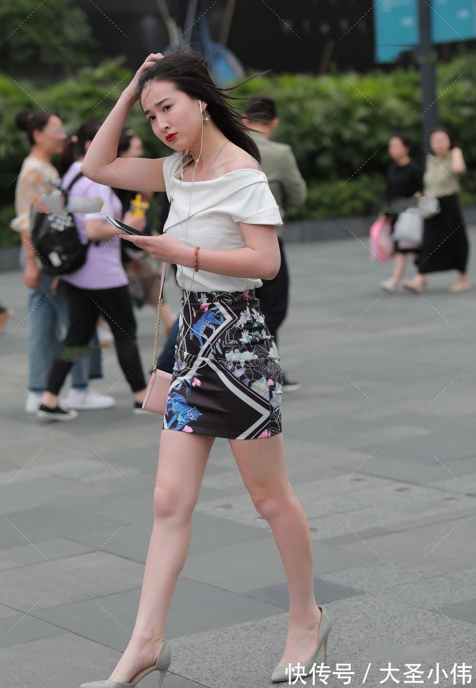 玩耍|美女街拍:一群微胖女孩大街上玩耍,太有料了,看完想结婚,不知道有机会吗