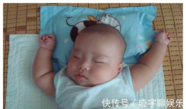 枕头|对不满半岁的孩子,宝妈别着急做3件事,不然没啥好处还会害了娃