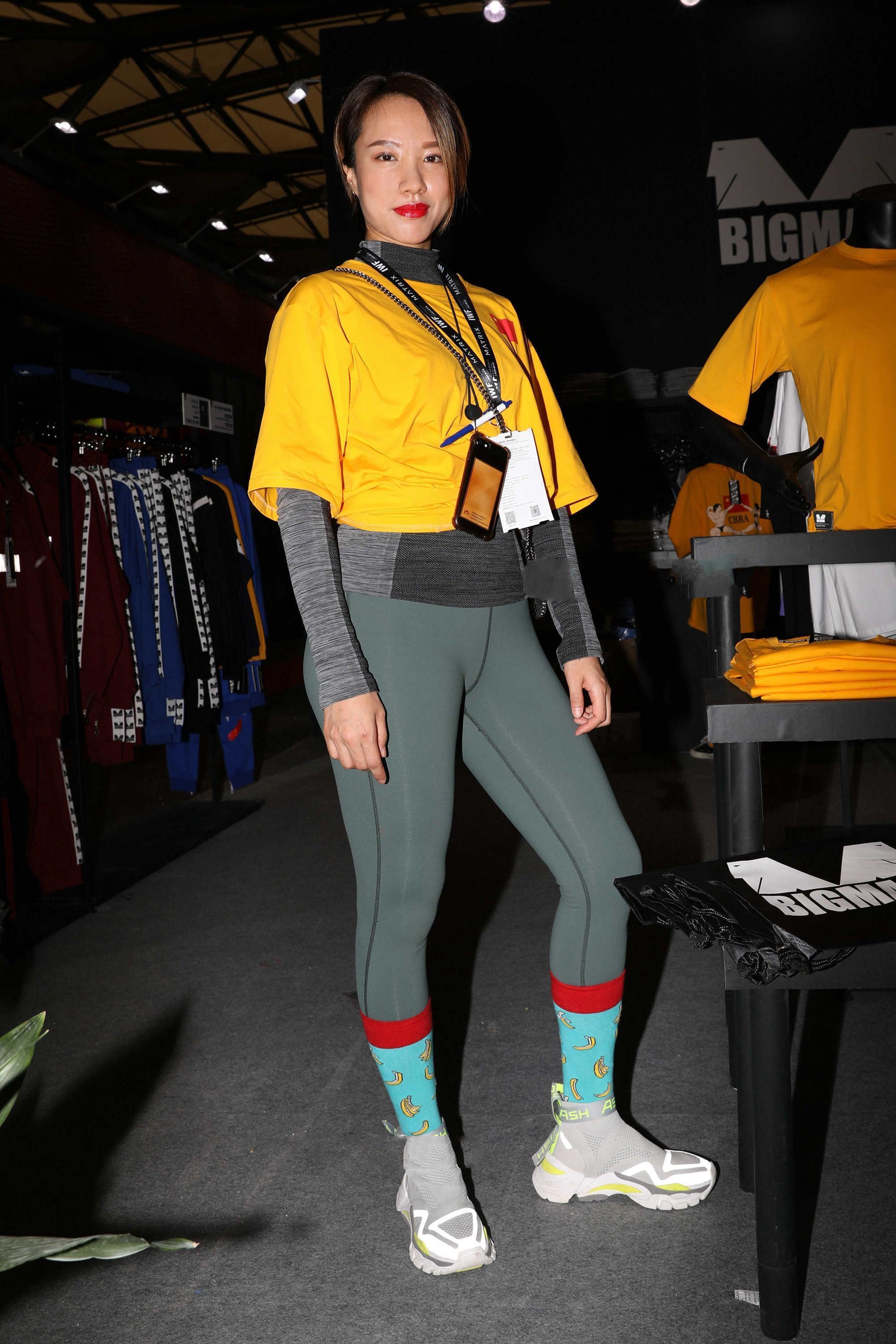 暖色调穿搭阳光又热情, 配合运动穿搭, 更显青春活力