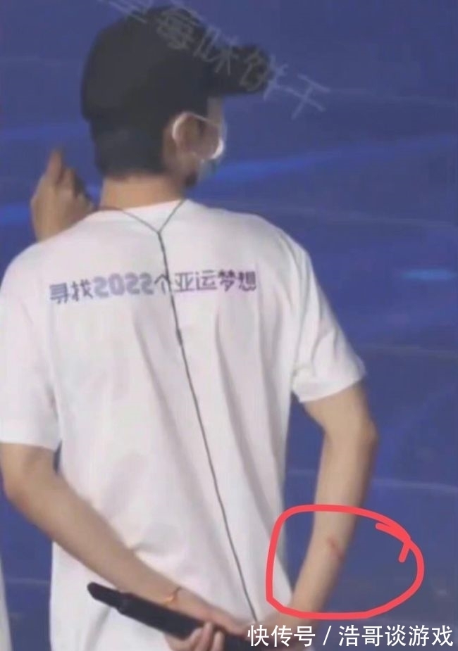 跪地画图,身着短袖难掩手臂十厘米伤疤!