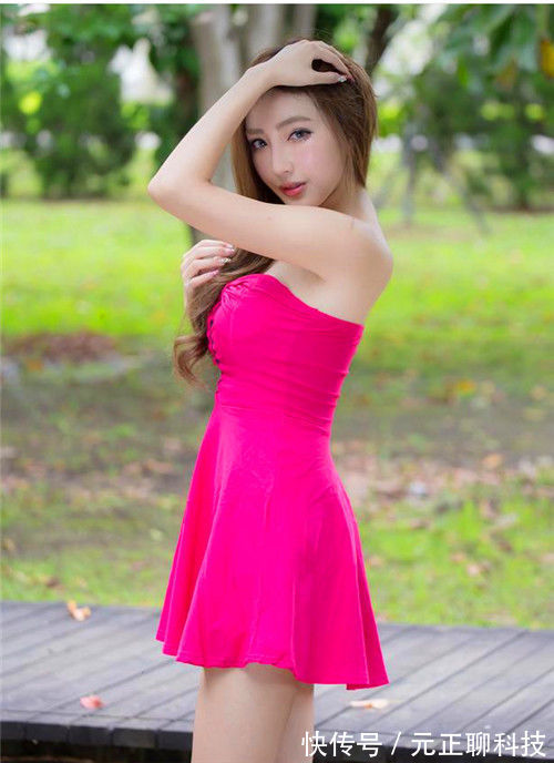 优雅 美女身穿蕾丝连衣裙,外搭长外套,显得很是优雅淑女