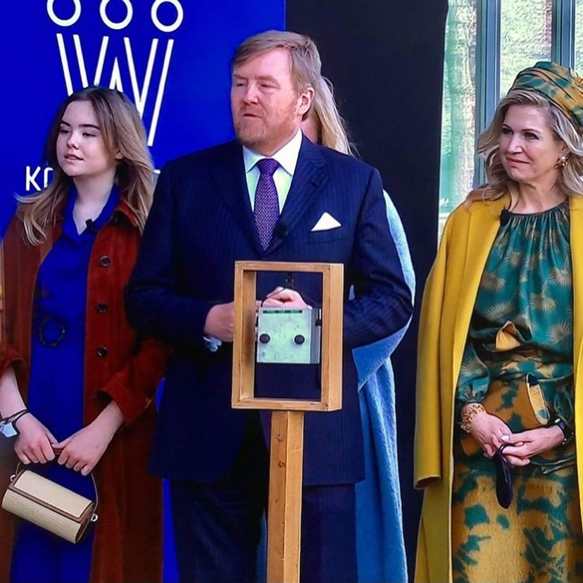 荷兰王室齐聚,一家五口颜值似复刻,200斤大公主穿阔腿裤太笨重