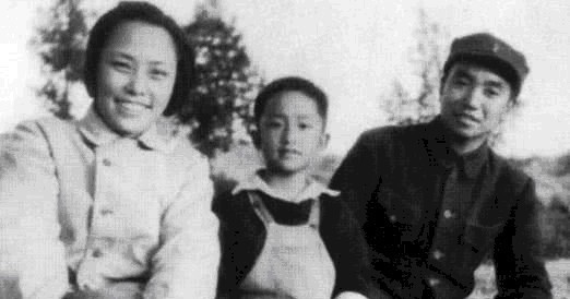 上将|萧克是开国第一上将,儿子却穿补丁衣服上学,同学们都笑话他